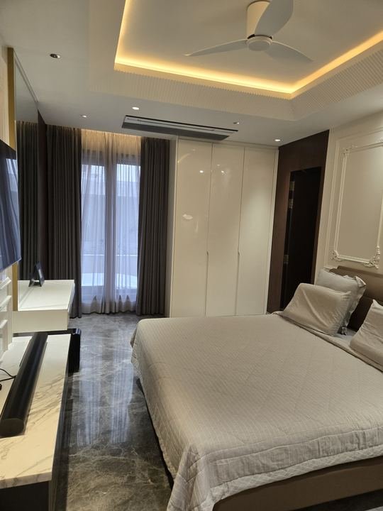 Park-facing 4 BHK builder floor in GK-2 – photo 3
